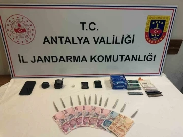 Ticari taksi ile uyuşturucu nakline jandarma engeli
