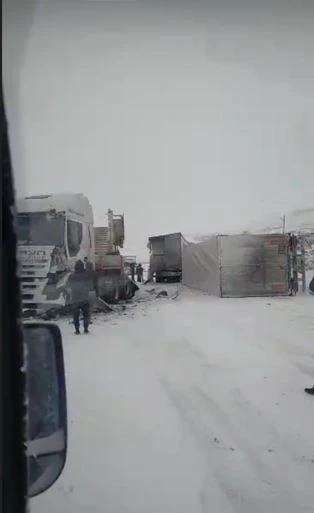 Tipi ve buzlanma nedeniyle tırlar mahsur kaldı
