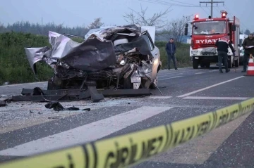 TIR’a arkadan çarpan otomobil paramparça oldu: 1 ölü
