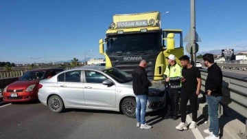 Tır çarptığı otomobili önünde sürükledi, şans eseri kimse yaralanmadı
