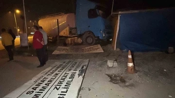 Tır karşı şeride geçti, dükkana çarparak durdu
