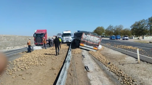 Tır refüje düştü, patatesler yola saçıldı: 1 yaralı
