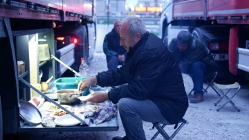 Tır şoförlerinin sınır hattında iftar telaşı
