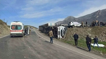 Tır ve hafif ticari araç çarpıştı: 3 kişi hayatını kaybetti
