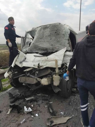 Tıra arkadan çarpan sürücü yaralı kurtuldu
