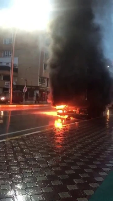 Tırın dorsesi yandı, o anlar cep telefonu kamerasına yansıdı
