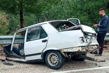 Tırla çarpışan Tofaş ortadan ikiye ayrıldı: 1’i ağır 2 yaralı
