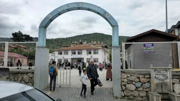 Tokat’ta akli dengesi yerinde olmayan şahıs okul bahçesinde korkulu anlar yaşattı
