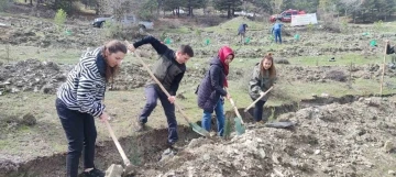 Tokat’ta “Deprem şehitleri hatıra ormanına” 2 Bin fidan dikildi
