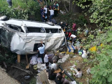 Tokat’ta fındık işçilerini taşıyan minibüs devrildi, çok sayıda yaralı var