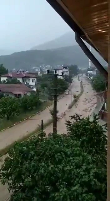 Tokat’ta sağanak yağış gölü taşırdı
