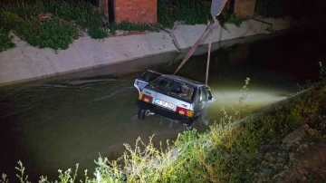 Tokat’ta su kanalına düşen otomobil vinç ile çıkartıldı
