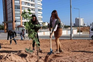 Toros Üniversitesi öğrencileri fidanları toprakla buluşturdu
