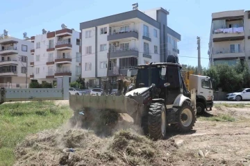 Toroslar’da boş arsalar temizleniyor
