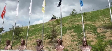 Tortum Şelalesi’ne Türk Büyükleri Anıtı
