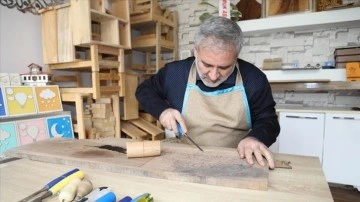 Torunu için başladığı ahşap oyuncak yapımını gelir kapısına dönüştürdü