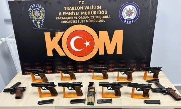 Trabzon’da araç içinde 11 ruhsatsız tabanca ele geçirildi
