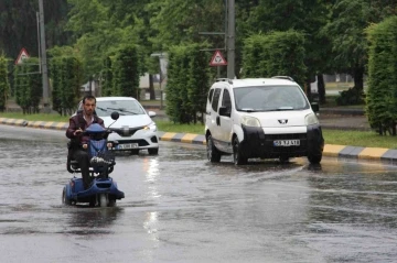 Trabzon’da sağanak yağış hayatı olumsuz etkiledi
