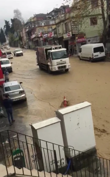 Trabzon’da su borusu patladı, yollar göle döndü
