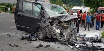 Trabzon’da yakıt tankeri ile Arap turistleri taşıyan minibüs çarpıştı: 5 yaralı
