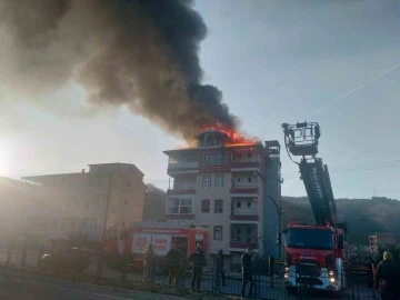 Trabzon’un Araklı ilçesinde 5 katlı evin çatısı alevlere teslim oldu
