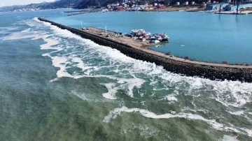 Trabzon’un Sürmene ilçesindeki Yeniçam Tersanesi’ndeki askeri üs bölgesinde dalgaların oluşturduğu tahribat görüntülendi
