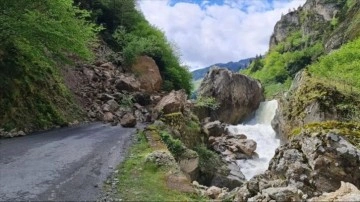 Trabzon'da heyelan sonucu Atayurt-Santa grup yolu ulaşıma kapandı