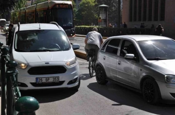 Trafiğin ters yönünden giderek canını tehlikeye attı
