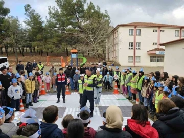 Trafik jandarma ekiplerinin eğitimine öğrencilerden yoğun ilgi
