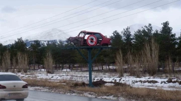 Trafik kazalarını önlemek için hurda araçlarla ilginç farkındalık
