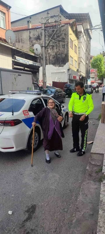 Trafik polisleri yaşlı kadının imdadına yetişti
