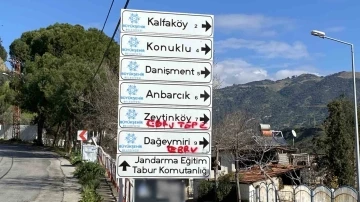 Trafik ve yönlendirme levhaları aşıkların karalama tahtası oldu
