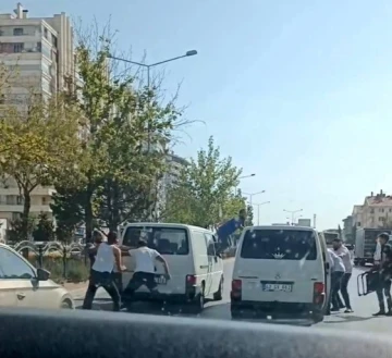 Trafikte tekmeli tokatlı kavga kamerada
