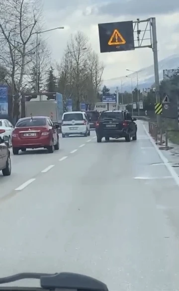 Trafikteki yan yan seyreden cipi gören sürücüler, gözlerine inanamadı