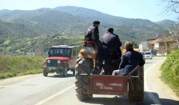 Traktör arkasında tehlikeli yolculuk
