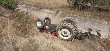 Dere yatağına yuvarlanan traktörde sürücü yaşamını yitirdi