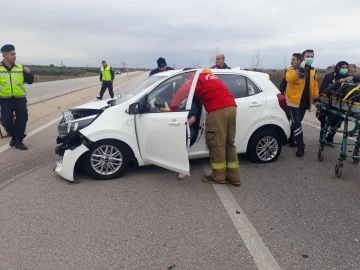 Traktöre çarpan otomobilde 3 kişi yaralandı