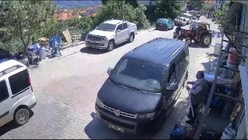 Traktörle kafa kafaya çarpışan motosiklet sürücüsü metrelerce savruldu
