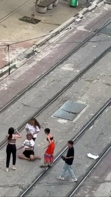 Tramvay yolunda kadınların saç saça baş başa kavgası kamerada
