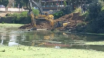 Tunca Nehri’ndeki kirliliği temizleyen iş makinaları balçığa saplandı!