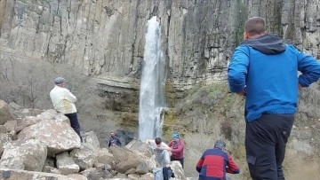 Tunceli'de kar sularıyla canlanan Ekirek Şelalesi doğa tutkunlarını ağırlıyor