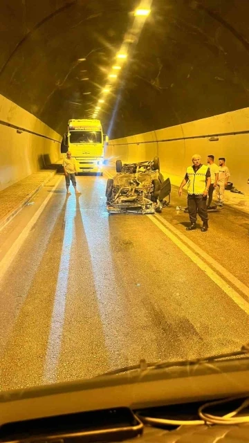 Tünel içinde otomobil takla attı: 4 yaralı
