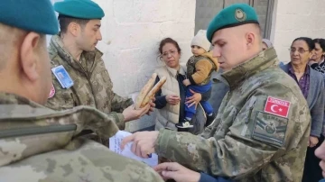 Türk askeri Kosovalılara Ramazan pidesi dağıttı
