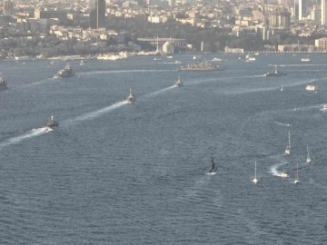Türk donanmasının İstanbul Boğazı’ndan geçişi havadan görüntülendi
