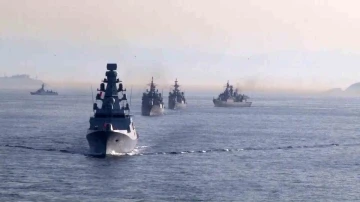 Türk donanmasının İstanbul Boğazı’ndan geçiş töreni büyük alkış topladı