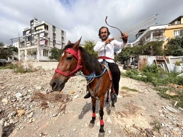 Türk filmlerinden çıkmışçasına sokaklarda atıyla gezen Hataylı Kara Murat, nostalji yaşatıyor
