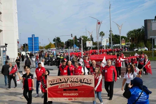 Türk Kızılay’dan bayrak yürüyüşü
