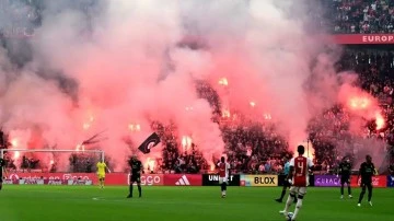 Türk kökenli hakemin yönettiği Ajax - Feyenoord maçı çıkan olaylar nedeniyle tatil edildi 