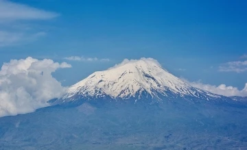 Türkiye’nin doğu ucunda yükselen Ağrı Dağı heybetiyle görenleri hayran bırakıyor
