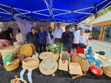 Türkiye’nin dört bir yanından Gölcük’e gelen sanatçılar eserlerini sergiledi
